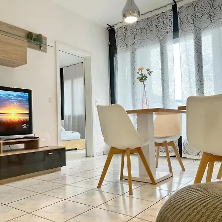 Center By Lr Hotell 2*