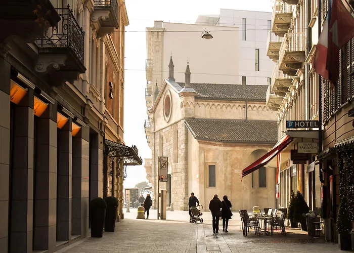 Center By Lr מלון